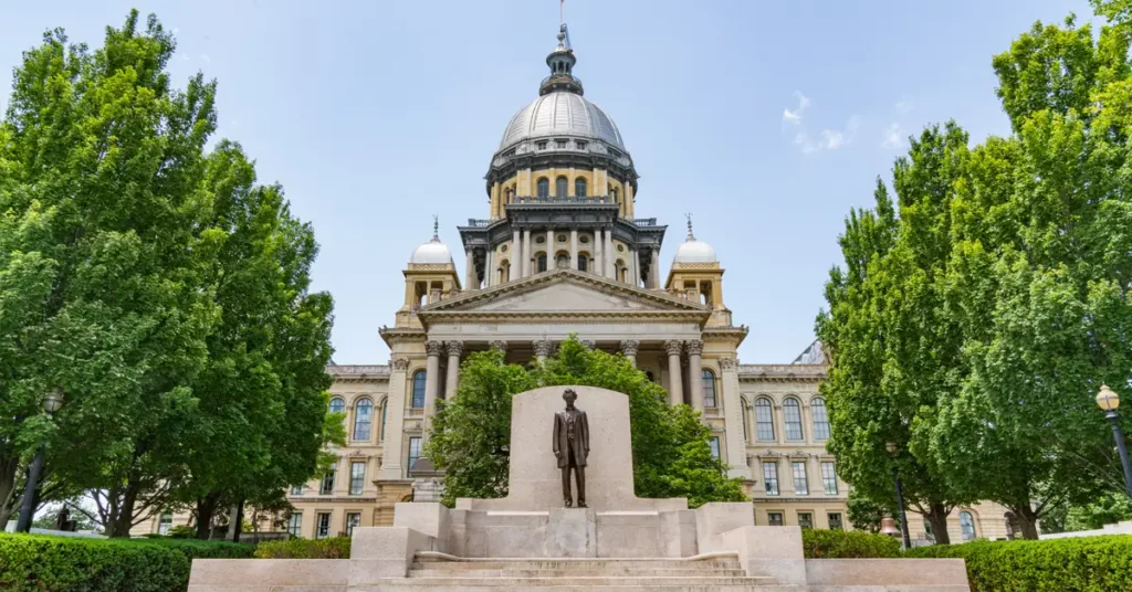 Abraham Lincoln statue in front of the Illinois State Capital Building in Springfield, Illinois.